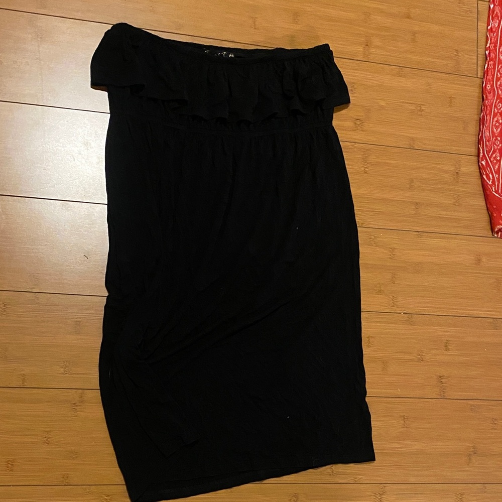 Black dress with ruffle on front and back

💙 bundle eligible
